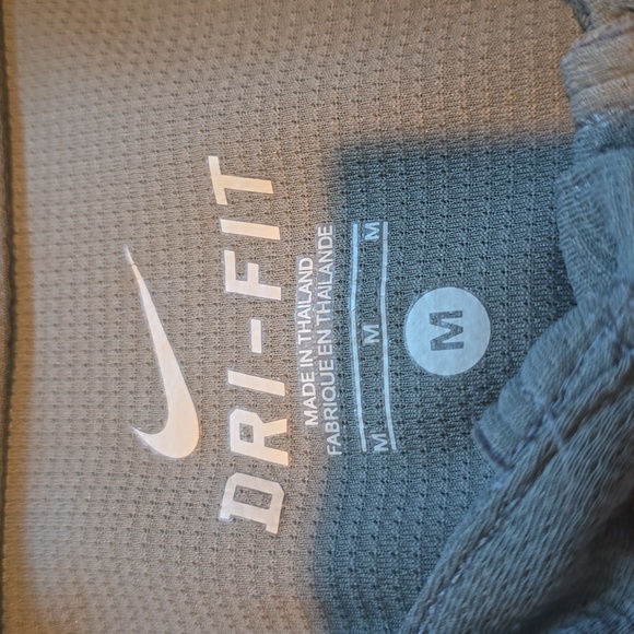 nike dri fit tennis shirt size medium. - Picture 2 of 7